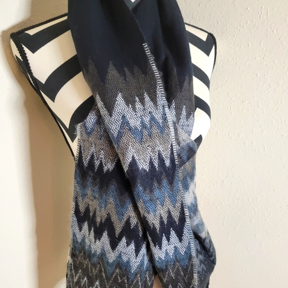 Cashmere Scotland Blue Black zig zag woven scarf - Picture 2 of 4